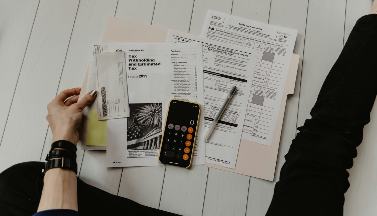 Bureau avec documents de fermeture d'entreprise